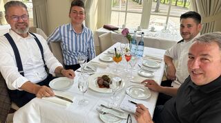 Peter Federolf (v.l.), Armanda Hajdaraj, Thomas Ebert und Jürgen Gruler testen die neuen Leckereien hier das Zweierlei vom Kalb.