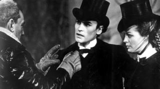 Der Schauspieler Helmut Berger (M) - während Dreharbeiten mit Romy Schneider (r) - wurde in den 1970er Jahren „schönster Mann der Welt“ genannt.