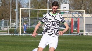 Der Brühler Abwehrchef Enes Klicic muss im Relegations-Halbfinale gelb-rot-gesperrt zusehen,