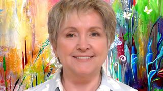 Künstlerin Dr. med. Blanka Mandel vor einer ihrer Arbeiten