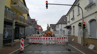 Alle Zeichen weiter auf rot: Die Heidelberger Straße als Hauptverkehrsachse von Oftersheim bleibt noch bis voraussichtlich zum 20. Juni gesperrt, damit der neue Kanal der Sofienstraße an das restliche Netz angeschlossen werden kann. Der viele Regen und Probleme mit dem neuen Schacht haben zu Verzögerungen geführt.