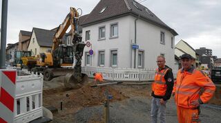 Bauleiter Alexander Dussinger (l.) und Polier Kevin Wascher von der Baufirma Reimold an der Kreuzung der Heidelberger Straße, die voraussichtlich noch bis zum 20. Juni Baustelle bleibt. Der viele Regen und Probleme mit dem neuen Schacht haben zu Verzögerungen geführt.