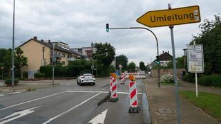 Voraussichtlich noch bis Freitag, 20. Juni, bleibt die Umleitung über den Hardtwaldring bestehen, die Busse fahren vermutlich sogar erst ab Montag, 23. Juni, wieder durch die Heidelberger Straße. Direkt hinter der ersten Sperrung am Ortseingang wurde parallel ein Kanalschacht neu eingebaut, der in Zusammenhang mit den ebenfalls verschobenen Arbeiten in der Wilhelmstraße steht.