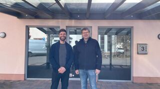 Hier könnte schon bald ein neuer Yobsti einziehen: Andre Tiede (l.) und Herbert Schwarzmüller im pfälzischen Schwanheim.