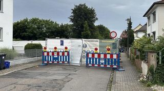 Die aufgerissene Asphaltdecke zur Verlegung verschiedener Leitungen in der Wieland- und Gartenstraße ist mit Planen abgehängt das verwundert nicht wenige Passanten.