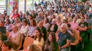 Der Musikabend der Marion-Dönhoff-Realschule Brühl/Ketsch findet in der Aula vor viel Publikum statt – und das war schlichtweg begeistert.