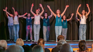 Die Performance mit acht Mädchen und einem Jungen aus der Tanz-AG der Klassen 5c und 6c begeistert das Publikum.
