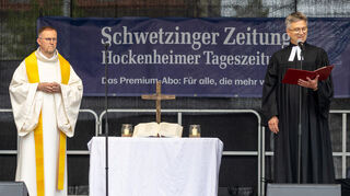 Dekan Uwe Lüttinger (l.) und Pfarrer Steffen Groß beim gemeinsamen Gottesdienst am Spargelsamstag.
