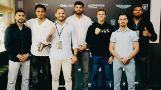 Florian Winter (3. v. l.), Emanuel Odiase (4. v. l.) und Dominique Odiase (r.) posieren bei einer Pressekonferenz mit den Boxern Elija Ülküseven (l.), Alexander Okafor (2. v. l.), Simon Zachenhuber (3. v. r.) und Devrim Gökduman (2. v. r.), die am 19. Juli in den Ring steigen.