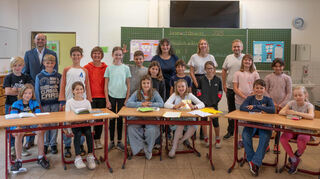 Alle Teilnehmenden freuen sich über die Erfolge beim Lesewettbewerb in Oftersheim. Auch Bürgermeister Pascal Seidel lässt es sich nicht nehmen, in der Schule vorbeizuschauen.