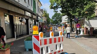 In dem umgewandelten Teil der Karlsruher Straße dürfen einige Tage länger als geplant keine Autos fahren.