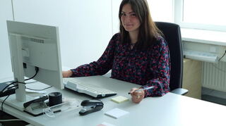 Vanessa Criclevici an ihrem Arbeitsplatz in Schwetzingen: Die 23-Jährige macht eine Ausbildung bei der Agentur für Arbeit.
