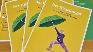 Der kostenlose „Hitzeknigge“ mit zwei speziellen Brühler Seiten liegt ab sofort für die Bevölkerung an der Rathauspforte aus.