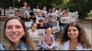 Die Schülerinnen und Schüler der 4b freuen sich über den Besuch von Anja Böhl (l.) und Linda Saxena von der Schwetzinger Zeitung.