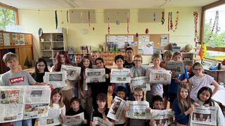 Die 4a von Lehrerin Katharina Schrenk haben Spaß beim Zeitungslesen.