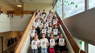 Die 4c der Humboldtschule bekommt von Klassenlehrerin Vanessa Wicht die Urkunde für "Klasse Kids" überreicht.
