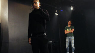 Überzeugen schauspielerisch auf ganzer Linie: Benjamin Mertens alias Neil (r.) und Leandro Labantey alias Jesse in der Deutschland-Premiere von „This Bitter Earth“.