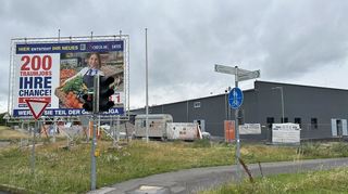 Noch ist das künftige Einkaufszentrum rund um den „Scheck-in"-Markt eine Baustelle, aber künftig sollen verschiedene Werbetafeln die Kunden zum Besuch animieren.