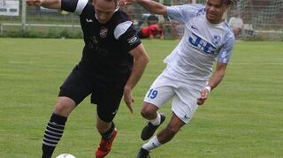 Der Schwetzinger Matchwinner im Zweikampf mit Robin Hadameck