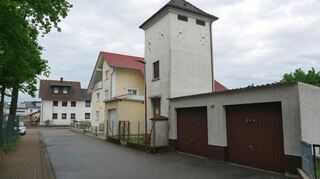 Zu den wenigen öffentlichen Gebäuden in der Siedlung gehört dieser Umspannturm in der Breslauer Straße.