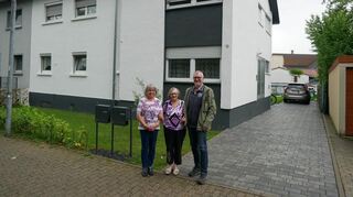 Die 96-jährige Liselotte Krepper (M.) mit Gaby Bursa und Harry Schreiner vor ihrem selbst errichteten Haus, in das sie mit ihren Eltern und ihrem Mann am 1. Oktober 1950 eingezogen ist. Der Baustil ist typisch für die Hardtwaldsiedlung und von der damaligen Zeit geprägt: Schlicht, aber mit viel Platz im Hof und Garten, um Gemüse anbauen und später den Wohnraum erweitern zu können.