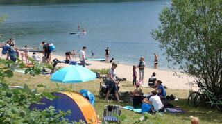 An heißen Sommertagen ist der Kollersee auf der linksrheinischen Gemarkung von Brühl ein beliebtes Badegewässer – doch zurzeit ist das Baden dort wegen einer erhöhten mikrobiologischen Belastung des Wassers nicht gestattet.