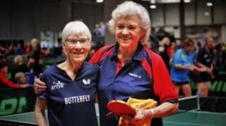 Lore Eichhorn (rechts) nach dem Gewinn der Deutschen Meisterschaft mit ihrer Doppelpartnerin Heidi Wunner.
