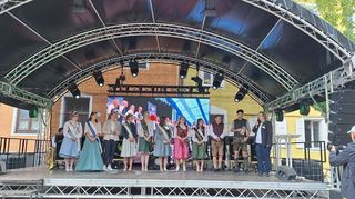 Schwetzingens Spargelkönig Emilia I. (2. v. l.) war beim Spargelfest in Schrobenhausen
