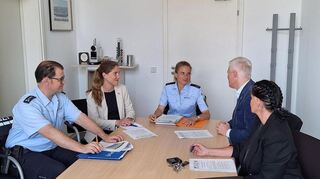 Erster Polizeihauptkommissar Marc Degner (v. l.), Bürgermeisterin Lisa Schlüter, Leiterin des Polizeireviers Schwetzingen Sandra Goldschmidt, Oberbürgermeister Matthias Steffan und Ordnungsamtsleiterin Yvonn Rogowski bei der Präsentation der Kriminalstatistik.
