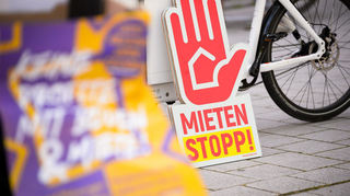 "Mietenstopp" steht auf einem Plakat, das vor dem Start der Demo an einem Fahrrad lehnt. Rund zwei Dutzend Menschen haben sich in Hamburg bei einem Aktionstag für einen bundesweiten Mietenstopp an einer Fahrraddemonstration beteiligt. Ein breites Bündnis aus Initiativen und Organisationen wollte am Samstag im Rahmen des Aktionstages "Hände hoch für den Mietenstopp" bundesweit in mehr als 50 Städten für faire Mieten auf die Straße gehen.