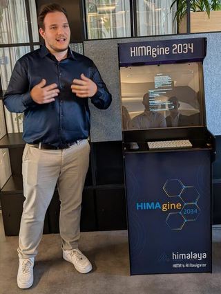 Hima-Mitarbeiter Max Friederichs präsentiert „HIMAgine 2034“ – ein Blick in die Zukunft der Prozessindustrie.