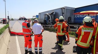 Auf der A6 bei Sinsheim ist ein Lkw-Fahrer bei einem Unfall gestorben. Die Autobahn bleibt in Fahrtrichtung Mannheim bis Donnerstagabend gesperrt.
