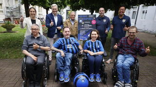 Vorfreude auf das Power Football Finale in Schwetzingen am 21. Juni: hinten: Bürgermeisterin Lisa Schlüter, OB Matthias Steffan, Gerhard Rummel (Vorsitzender Inklusionsbeirat), Jens Rückert (Inklusion und Integration TV Schwetzingen 1864), Athi Sananikone (Vorsitzender TV Schwetzingen 1864); vorne: Heiko Striehl (Ressortleiter Powerchair Football), Jörg Diehl (Spieler Torpedo Ladenburg), Olga Diehl (Spielerin Torpedo Ladenburg), Martin Köhl (Kommunaler Behindertenbeauftragter).