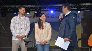 Simon und Marija Max mit Bürgermeister Nils Drescher bei der Vorstellung des Aktionstages beim Ortsmittefest.