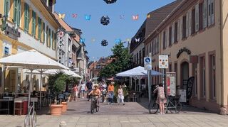 Blick in die Kleinen Planken in Schwetzingen: Die Dichte an inhabergeführten Geschäften ist ein großer Standortvorteil für die Schwetzinger Innenstadt.
