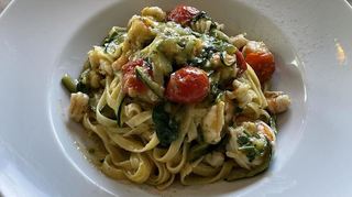 Selbstgemachte Tagliatelle treffen auf Zucchini und saftige Scampi.