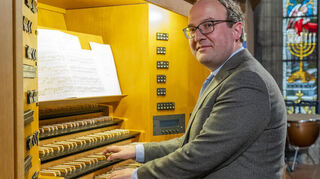 Professor Jens Wollenschläger spielt an der Kleuker-Orgel.