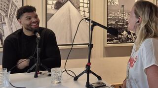 Es geht lustig zu bei der Episodenaufnahme des Podcasts „Leben.Lieben.Lachen.“ mit Emanuel Odiase (l.) und Host Katja Bauroth.