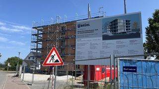 Finanziert wird das Gemeindewohnhaus zu einem Drittel von der Gemeinde Brühl, dem Land Baden-Württemberg und aus Zahlungen des Bauträgers des Quartiers „Grüne Mitte“, die damit ihren nicht vorhandenen sozialen Wohnungsbau bei der Anlage am Schrankenbuckel abgleichen.