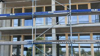 Die Fenster sind bereits eingebaut.