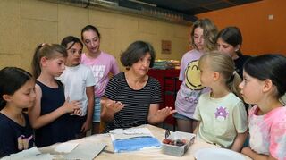 Die Leiterin der Jugendkunstschule Brühl, Andrea Tewes, zeigt den Kindern - (v. l.) Samara, Alexandra, Lena, Emily, Lara, Nele, Theresa und Lena - beim Arbeiten mit Papier nicht nur einen Weg der Herangehensweise auf, sondern bietet ihnen eine große Vielfalt an Idee der Kretivität.