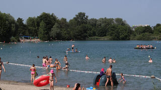 Der Blausee zwischen Neu- und Altlußheim ist bei diesem Wetter sehr gut besucht.