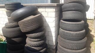 Die illegal entsorgten Reifen stapeln sich im Oftersheimer Bauhof.
