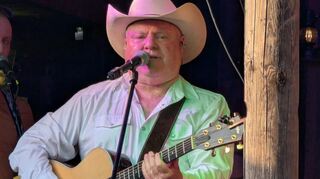Doug Adkins hat Spaß an der Location und den vielen Fans beim Country-Open-Air der Buffalo’s.