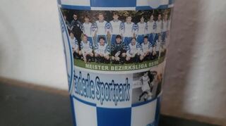 Der in blau-weiss illustrierte Becher für die Ketscher Sportwochen.