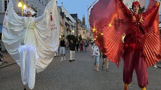 Aus der Not eine Tugend gemacht: Ihren Walking-Act schickt die Sparkasse Vorderpfalz während des Umbaus ihres Domizils in die Maximilianstraße.