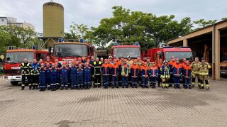 Die Jugendfeuerwehren aus Plankstadt und Eppelheim haben gemeinsam auf dem Bauhof in Eppelheim geübt, um so die interkommunale Zusammenarbeit zu stärken und bestens für den Ernstfall gerüstet zu sein.