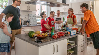 Gemeinsame kochen Franziska Augenstern, Adrian Demuth (Organisator von Pro Down), Lea Salbinger, Pascal Geiß, Philipp Russ, Christiane Säubert (Ernährungsberaterin) und Dennis Kessler