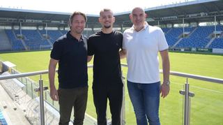 Willkommen im Carl-Benz-Stadion: Kushtrim Asallari (Mitte) mit Gerhard Zuber (l.) und Mathias Schober.