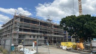 Der Rohbau für den Ersatzneubau des Hortes an der Schillerschule ist fast fertig, jetzt werden die Aufträge für den Innenausbau vergeben.